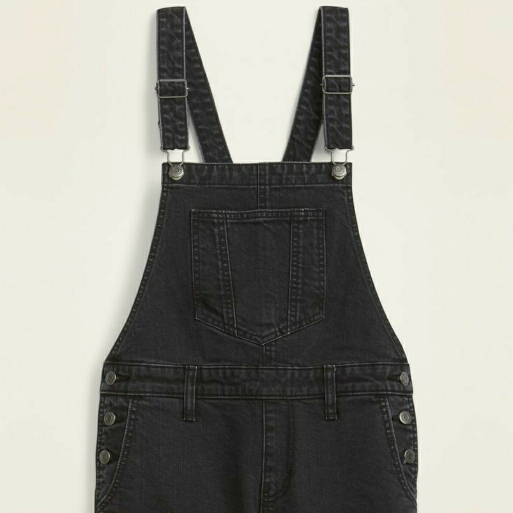Adorable black denim overall shorts!